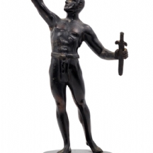 פסל ברונזה עתיק בדמות לוחם אוחז בחרבו, כפי הנראה גרמני, פטינה חומה שחורה