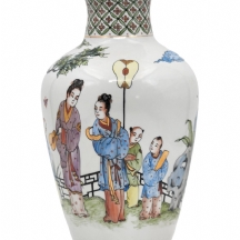 אגרטל פורצלן סיני דקורטיבי, מעוטר ציורי יד באמייל ובזהב, חתום