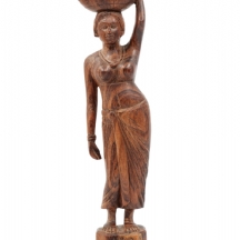 פסל עץ מגולף בעבודת יד בדמות אישה נושאת על ראשה סל פירות, לא חתום