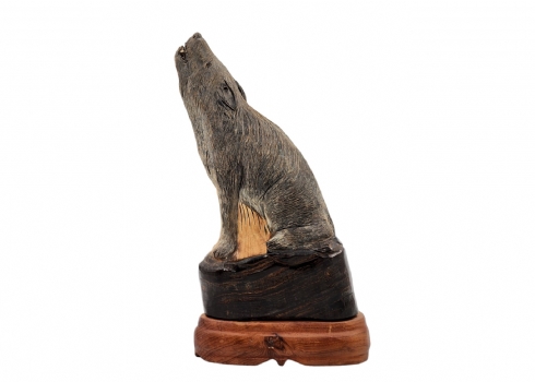 פסל סיני בדמות כלב מילל, עשוי קרן חיה (תיאו מים) מגולפת בעבודת יד אמן, בסיס עץ
