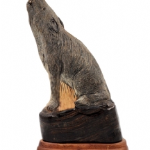 פסל סיני בדמות כלב מילל, עשוי קרן חיה (תיאו מים) מגולפת בעבודת יד אמן, בסיס עץ