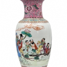 אגרטל פורצלן סיני גדול, 'משפחה ורודה (Famille rose), מעוטר ציורי יד באמייל