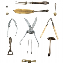 לוט של 12 כלי מטבח וסכו"ם ישנים ושונים, עשויים מתכת מוכספת