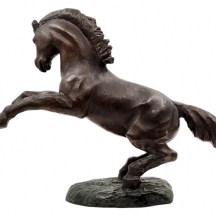 פסל ברונזה בדמות סוס
