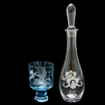 לוט של בקבוק וגביע עשויים זכוכית