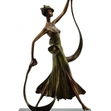 'אישה וסרטים' - פסל ברונזה בסגנון עבודתו של ארטה (Erte)