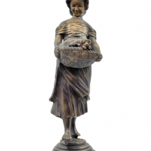 'נערה וגורי כלבים' - פסל ברונזה
