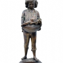 פסל ברונזה (בסיס למנורה), בדמות ילד עם גורי כלבים