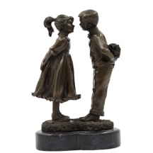 'נשיקה ראשונה' - פסל ברונזה