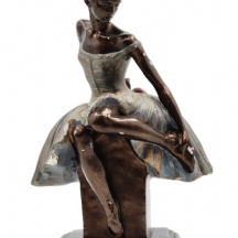 פסל בדמות בלרינה רוסית יושבת, על פי מודל מאת סרגיי אליינבקוב (Sergey Eylanbekov)