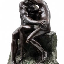 'הנשיקה' - פסל ברונזה גדול ממדים וכבד, בסגנון פסלו הנודע של אוגוסט רודן