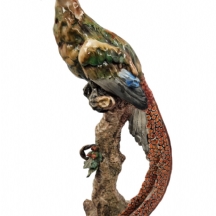 פסל קרמיקה ישן בדמות פסיון על ענף, מעוטר בצביעת יד, לא חתום