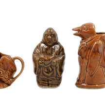 לוט של 3 חפצי קרמיקה ישנים, יצרנים ודגמים שונים, מעוטרים כולם בזיגוג בגוון חום