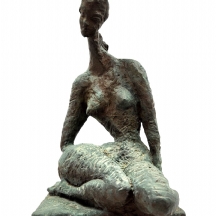 יעל שלו (Yael Shalev) - פסל ברונזה בדמות עירום נשי יושבת