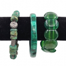 לוט של 3 צמידים ישנים, יצרנים ודגמים שונים, חומרים שונים כגון כסף, מלכיט, טורקיז