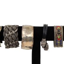 לוט של 6 צמידים ישנים, יצרנים ודגמים שונים, חומרים שונים.