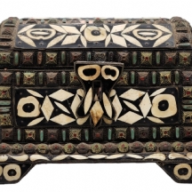 תיבה הודית דקורטיבית מעוצבת בצורת ארגז אוצרות עשויה מתכת מרוקעת בעבודת יד