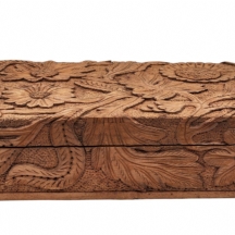 תיבת תכשיטים שולחנית גדולה ורחבה, עשויה עץ ומגולפת כולה בעבודת גילוף ידנית