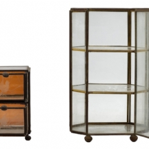 לוט של 2 ויטרינות שולחנית קטנות