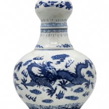 כד פורצלן סיני דקורטיבי מעוטר בכחול קובלט בדגם דרקונים, חתום