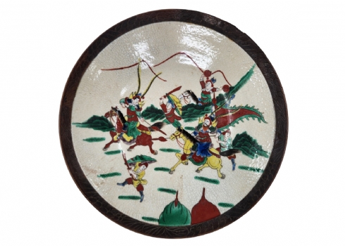 קערת קרמיקה סינית כבדה ומאסיבית, מעוטרת ציורי יד של לוחמים רכובים על סוסים