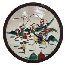 קערת קרמיקה סינית כבדה ומאסיבית, מעוטרת ציורי יד של לוחמים רכובים על סוסים