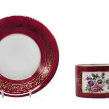 ספל פורצלן גדול מיימדים ותחתית תואמת, מעוטר בהדפס פרחוני ובזהב על רקע בגוון סגול