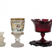 לוט של 4 חפצי זכוכית, לחלקם פגמים,