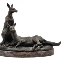 Con Williams - 'שני קנגרו' - פסל ברונזה דקורטיבי ויפה, פטינה חומה ובסיס שיש טבעי