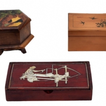 לוט של 3 קופסאות עץ ישנות מהמזרח הרחוק, מעוטרות בטכניקות שונות כגון: צריבה, ציור