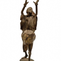 פסל אפריקאי ישן עשוי 'עבודת בנין' עשוי יציקת פליז