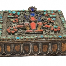 לאספנים - קופסה עתיקה מהמאה ה-19, יוצרה בטיבט או בנפאל, עשויה נחושת ומשובצת