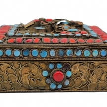 לאספנים - קופסה עתיקה מהמאה ה-19, יוצרה בטיבט או בנפאל, עשויה נחושת ומשובצת