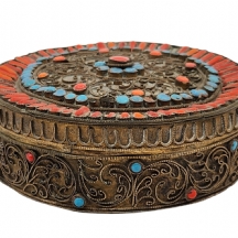 לאספנים - קופסה עתיקה מהמאה ה-19, יוצרה בטיבט או בנפאל, עשויה נחושת ומשובצת