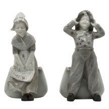 זוג פסלוני פורצלן בדמות ילדים צבועים אפור, חתומים