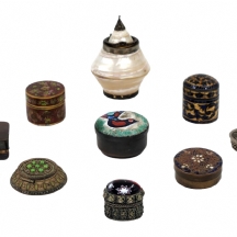 לוט של 9 קופסאות מתכת מיניאטוריות שונות ממקומות שונים בעולם