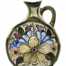 קנקן קרמיקה גדול בעל צורה פחוסה (צורת פלאסק), מעוטר בציורי יד באמייל וחתום