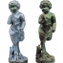 זוג פסלי מתכת ישנים בדמות סאטירים מנגנים במצלתיים, צבועים בצבעים מטאליים שונים