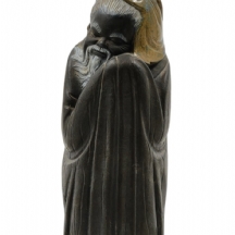 פסל פורצלן ספרדי מתוצרת ידרו (Lladro) בדמות נזיר סיני בגלימה, מעוטר בזיגוג