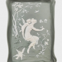 כלי רוסי דקורטיבי מלבני עשוי ביסק (ביסקוויט / Bisque), מעוטר בדמותם של ונוס