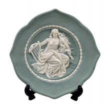 כלי רוסי דקורטיבי עשוי ביסק (ביסקוויט / Bisque), מעוטר בדמות של נערה ונבל, צבוע