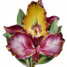 כלי פורצלן מעוצב ומצוייר ביד באמייל פוליכרום בצורת פרח סחלב גדול, לא חתום