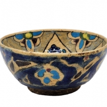 קערת קרמיקה פרסית ישנה ויפה, מעוטרת ציורי יד באמייל ובזיגוג