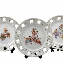 סט של 3 צלחות פורצלן עתיקות מעוטרות בהדפסים שונים של נשים ומלאכים ובזהב
