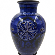 כד קרמיקה מרוקאי עשוי חימר ומעוטר בזיגוג כחול