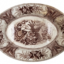 מגש עתיק מהמאה ה-19, עשוי חרס מעוטר בהדפס מועבר בגוון חום בדגם ציפור וארבעה