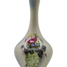 אגרטל עתיק מהמאה ה-19, עשוי פורצלן מעוטר בהדפס של שושנים פורחות ובזהב, לא חתום