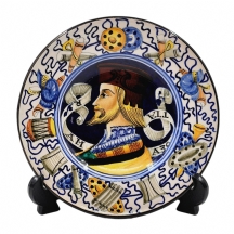 צלחת מיוליקה איטלקית דקורטיבית, מעוטרת ציורי יד באמייל וחתומה: 'E.Mari, Urbino'