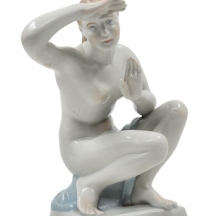 פסל פורצלן הונגרי ישן מתוצרת: 'Aquincum Budapest' בדמות נודיסטית מביטה לאופק