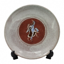 קערת קרמיקה מתוצרת הקרמיקאית חווה סמואל (1901-1989), מעוטרת בזוג רקדנים